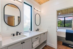 Luxury Cabin, 5 Bedrooms, Pets allowed, Mountain View | Bathroom
