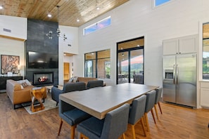 In-room dining - Luxury Retreat in Broken Bow (Broken Bow)
