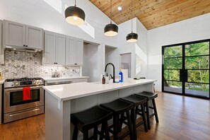Luxury Cabin, 5 Bedrooms, Pets allowed, Mountain View | Private kitchen