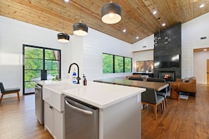 Luxury Cabin, 5 Bedrooms, Pets Allowed, Mountain View | Private kitchen | Highchair