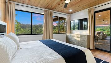 Kabin Mewah, 5 kamar tidur, Hewan Peliharaan Diizinkan, pemandangan gunung | 5 kamar tidur, setrika/meja setrika, dan Wi-Fi gratis