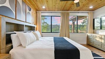Kabin Mewah, 5 kamar tidur, Hewan Peliharaan Diizinkan, pemandangan gunung | 5 kamar tidur, setrika/meja setrika, dan Wi-Fi gratis