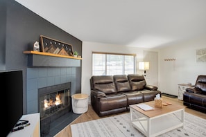 Smart-tv, een open haard en boeken