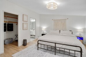 4 bedrooms, desk, iron/ironing board, travel cot