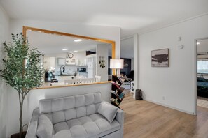 Smart-tv, een open haard en boeken