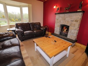 Living area - RIVERSIDE COTTAGE, family friendly in Crolly, County Donegal (Annagry)
