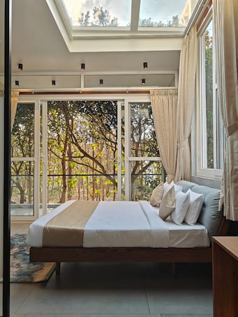 1 habitación, escritorio y espacio para trabajar con laptop