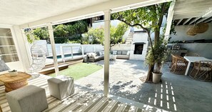 Outdoor dining - Stunning LA designer’s house with pool, unbeatable location - walkable! (Los Angeles)