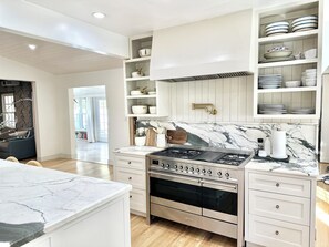 Microwave, oven, stovetop, dishwasher - Stunning LA designer’s house with pool, unbeatable location - walkable! (Los Angeles)