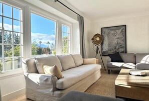 Smart TV, fireplace - Stunning LA designer’s house with pool, unbeatable location - walkable! (Los Angeles)