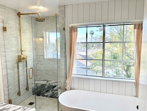 Dusche, Haartrockner, Handtücher, Seife