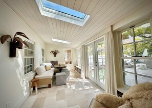 Smart TV, fireplace - Stunning LA designer’s house with pool, unbeatable location - walkable! (Los Angeles)