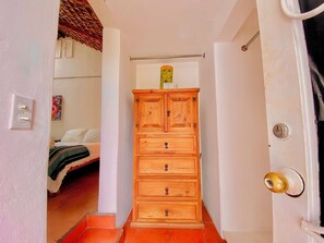 1 slaapkamer, een strijkplank/strijkijzer, wifi, beddengoed