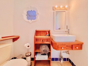 Een haardroger, handdoeken, zeep, toiletpapier