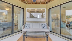 A room with a sofa, a glass table, and a window. - 202 D Port O Call by Avantstay Beach Condo (Isle of Palms)
