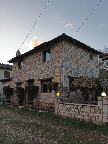 Το Erymanthos country home είναι μια πέτρινη μεζονέτα για στιγμές χαλάρωσης