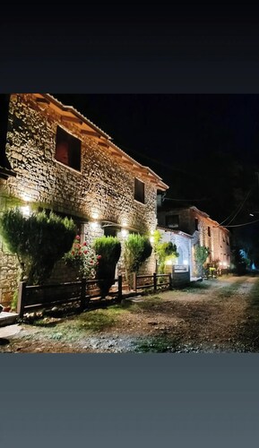 Το Erymanthos country home είναι μια πέτρινη μεζονέτα για στιγμές χαλάρωσης