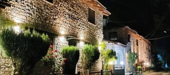 Το Erymanthos country home είναι μια πέτρινη μεζονέτα για στιγμές χαλάρωσης