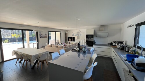 Villa 9p with heated pool near the ocean