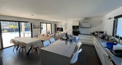 Villa 9p with heated pool near the ocean