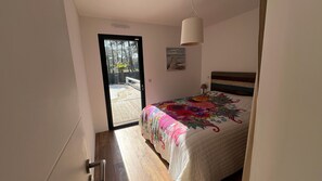 3 bedrooms, travel crib, WiFi, bed sheets