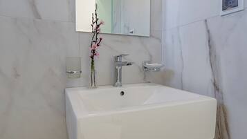 Buồng tắm vòi sen, máy sấy tóc, khăn tắm, xà phòng