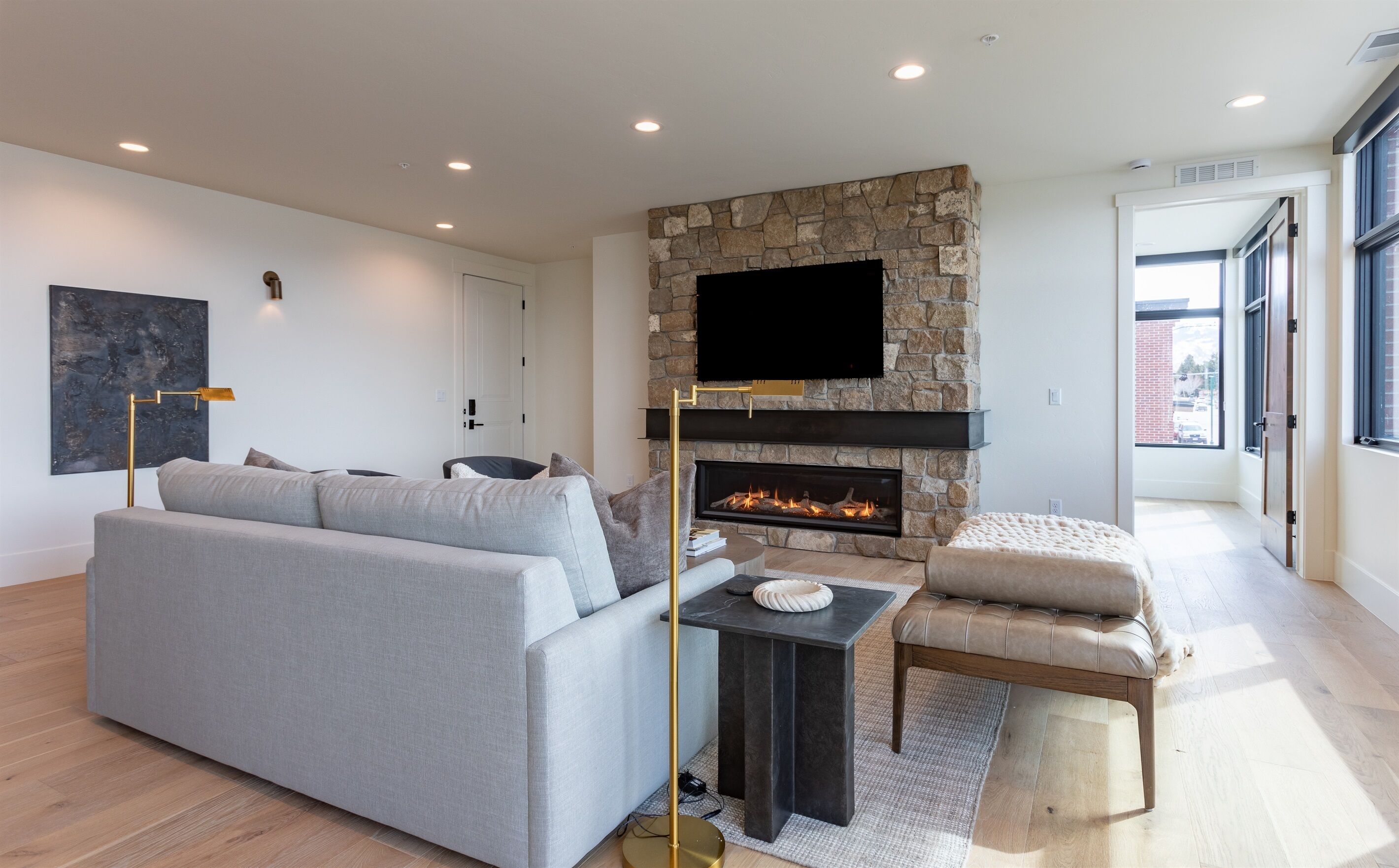 Smart TV y chimenea 
