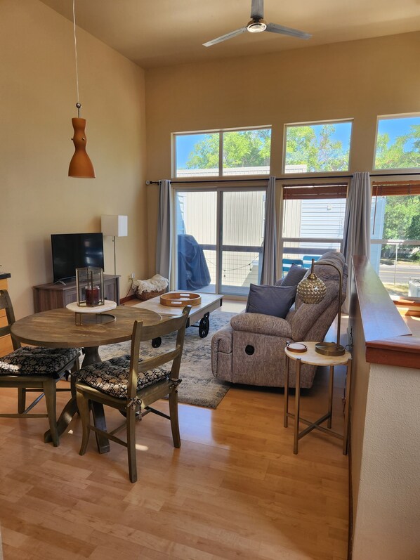 TV - Contemporary Downtown Retreat 2-bedroom condo in Billings (Billings)