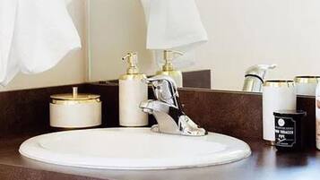 Haartrockner, Handtücher, Seife, Toilettenpapier