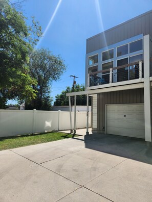 Exterior - Contemporary Downtown Retreat 2-bedroom condo in Billings (Billings)