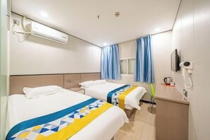 A hotel room with two beds, an air conditioning unit, a desk with a phone, and a window with curtains. - 99 Inn (Shanghai Dahua Xingzhi Road Subway Station) (Shanghai)