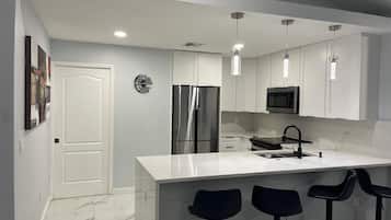 Mikrowelle, Ofen, Herdplatte, Geschirrspüler