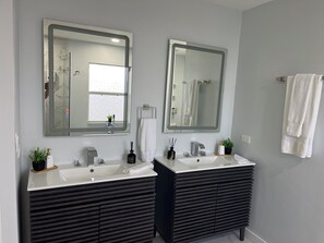 Shower, hair dryer, towels, soap - Sunny Florida! (Cape Coral)