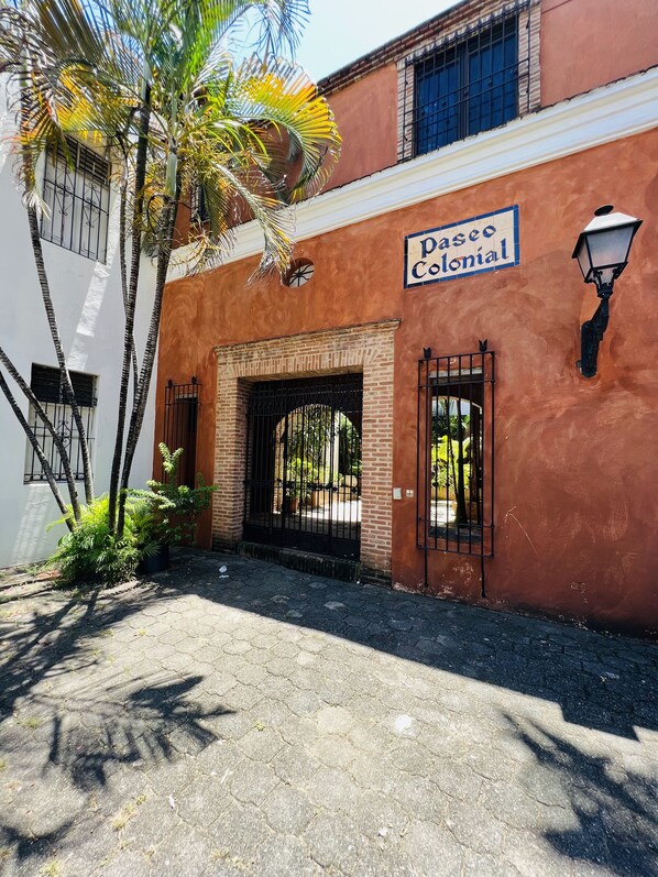 Un bâtiment de style colonial sur lequel on peut lire l’inscription « Paseo Colonial ».