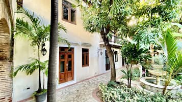 Estudio Confort, patio, vistas al jardín | Caja fuerte, tabla de planchar con plancha, wifi gratis