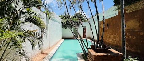 Piscina a l'aire lliure i cabanes gratuïtes