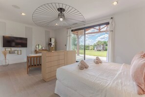 5 chambres, coffres-forts dans les chambres, fer et planche à repasser