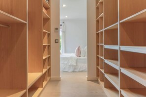 5 bedrooms, in-room safe, iron/ironing board, WiFi