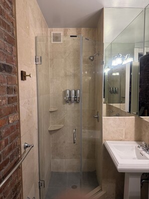 Sèche-cheveux, serviettes fournies, savon, papier toilette