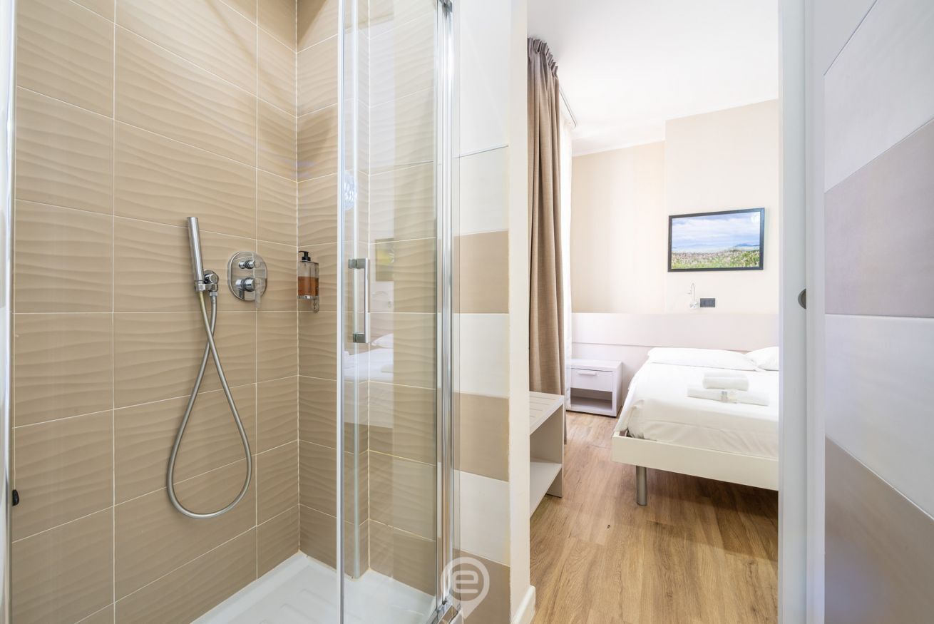 Douche, sèche-cheveux, bidet, serviettes fournies