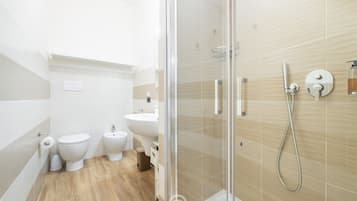 Shower, hair dryer, bidet, towels