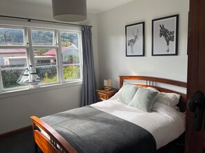 4 bedrooms, iron/ironing board, WiFi, bed sheets - Reefton - Relaxed West Coast Getaway - Close to Town - Pet Friendly (Reefton)