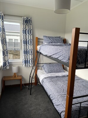 4 bedrooms, iron/ironing board, WiFi, bed sheets