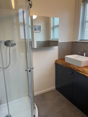 Shower, towels, soap, toilet paper - Reefton - Relaxed West Coast Getaway - Close to Town - Pet Friendly (Reefton)