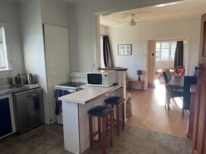 Fridge, microwave, oven, stovetop - Reefton - Relaxed West Coast Getaway - Close to Town - Pet Friendly (Reefton)