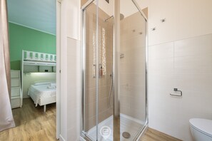 Doccia, asciugacapelli, bidet, asciugamani