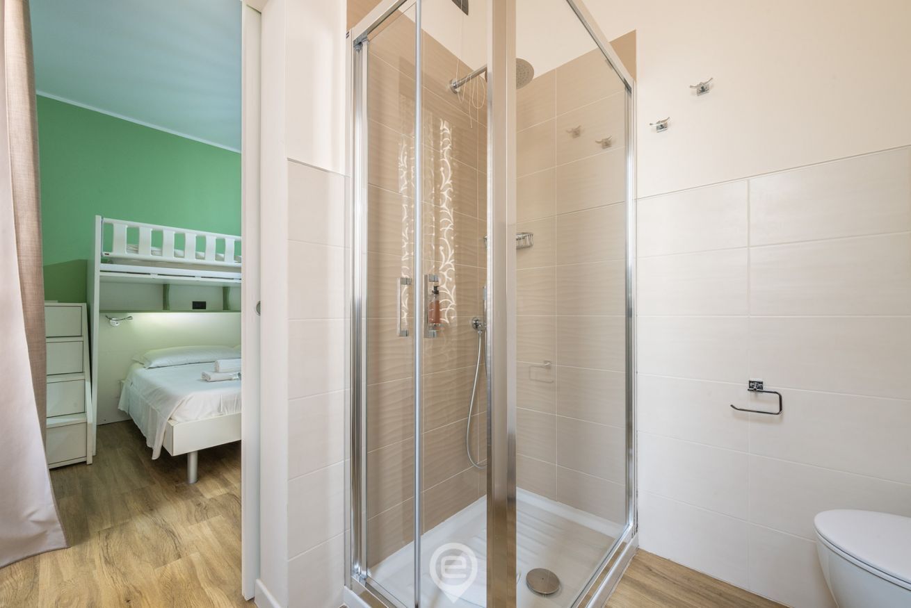 Een douche, een haardroger, een bidet, handdoeken