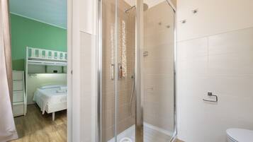 Een douche, een haardroger, een bidet, handdoeken