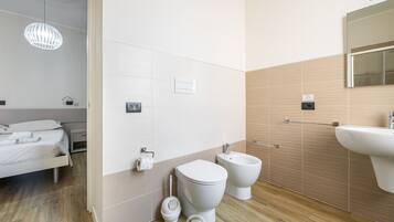 Doccia, asciugacapelli, bidet, asciugamani