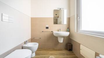 Douche, sĂšche-cheveux, bidet, serviettes fournies